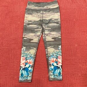 women’s small Leggings Floral / Camo Design capri Evolution and Creative Active